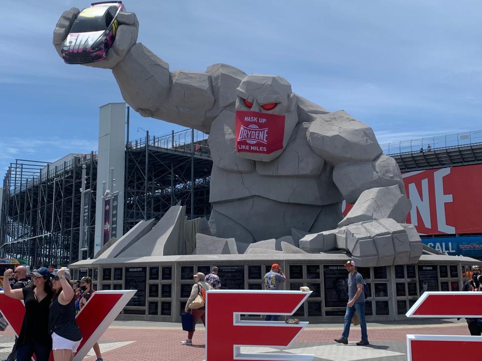 Los fanáticos se reúnen cerca de la estatua de Miles the Monster en Drydene 400 en Dover International Speedway el domingo 16 de mayo de 2021.