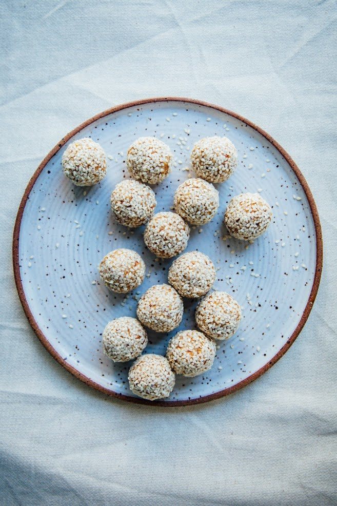 <strong>Get the <a href="http://www.thisrawsomeveganlife.com/2017/08/maple-orange-sesame-bites-w-almond-pulp.html" target="_blank">Maple Orange Sesame Bites recipe</a>&nbsp;from&nbsp;This Rawsome Vegan Life</strong>