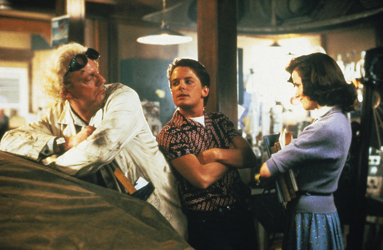 Im Jahr 1955 trifft Marty McFly auf seine Mutter und einen jüngeren Dr. Brown. (Bild: Amblin Entertainment/Universal Pictures/Kobal/REX/Shutterstock)