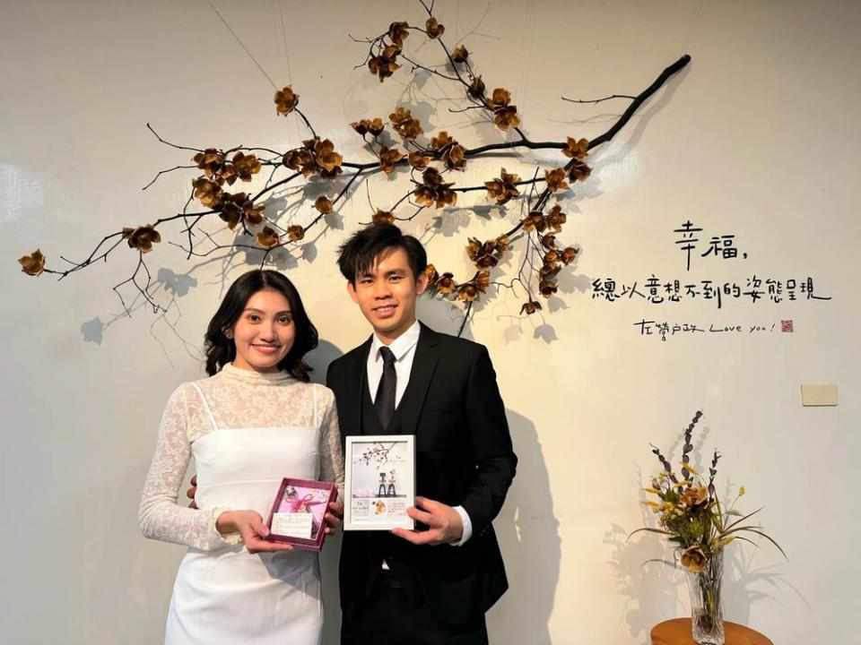 曾在高雄科技大廠工作的陳小姐，特地與先生從馬來西亞飛到台灣結婚。（民政局提供）