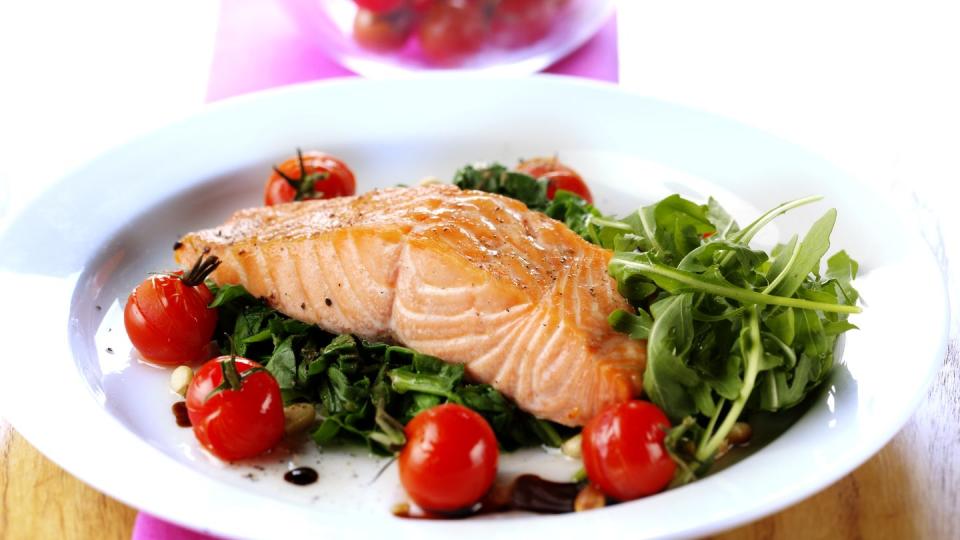 salmon steak with spinach and tomatoes