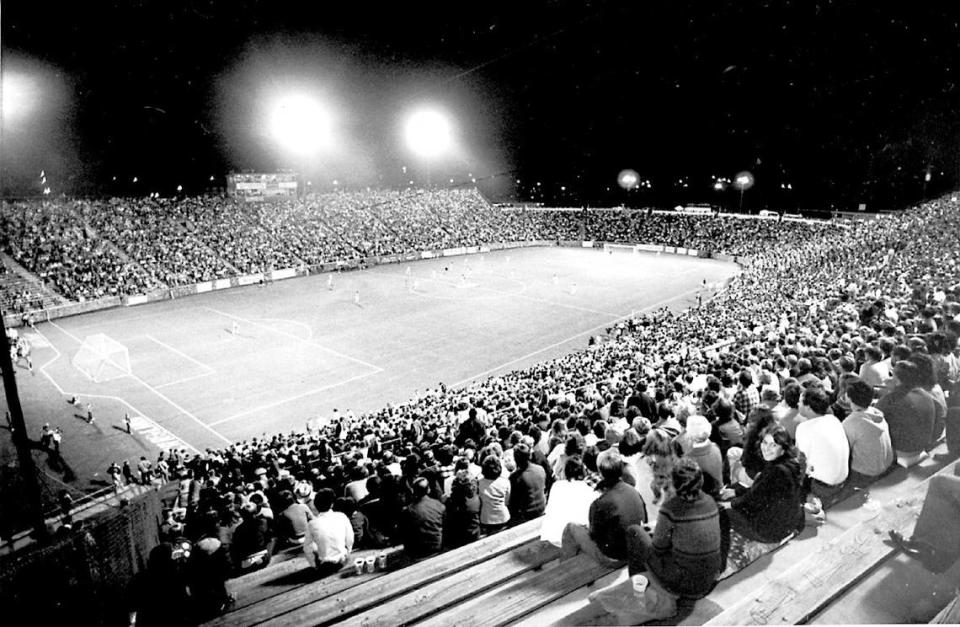 A rain-soaked crowd of 20,163 at Charlotte’s 24,000-seat Memorial Stadium watched the Carolina Lightnin’ win the American Soccer League championship, beating New York United 2-1 in double overtime in September 1981.