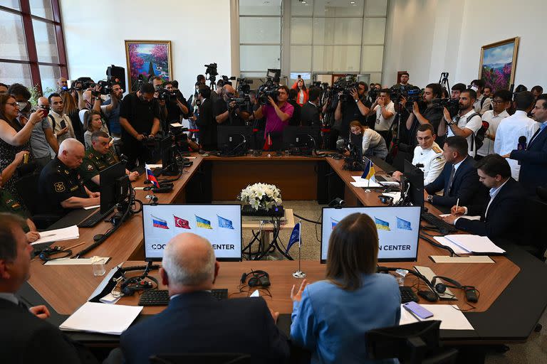 Military delegations of Turkey, Russia and Ukraine, United nations (UN) sit at the opening of the coordination centre for Ukrainian grain exports in Istanbul on july 27, 2022. - Turkey formally opened a joint coordination centre for Ukrainian grain exports under a UN-backed deal aimed at resuming shipments for the first time since Russia's February invasion of its neighbour. (Photo by OZAN KOSE / AFP)