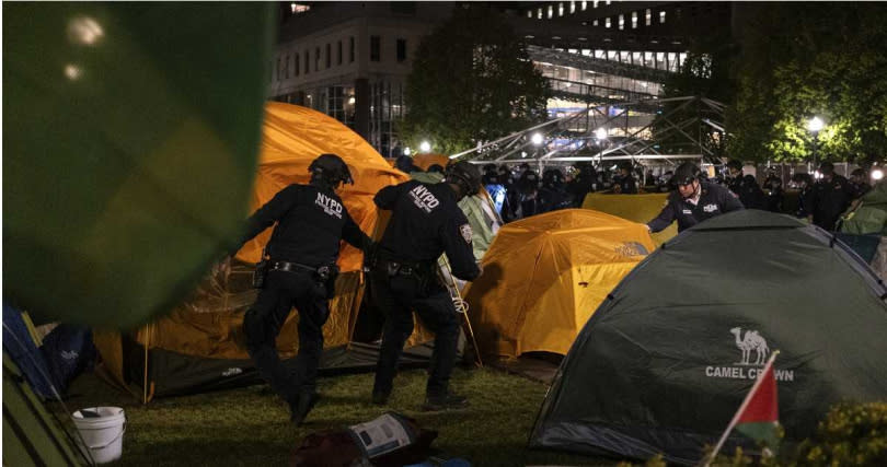 紐約市警察局（NYPD）拆除了哥大示威群眾的營帳。（圖／達志／美聯社）