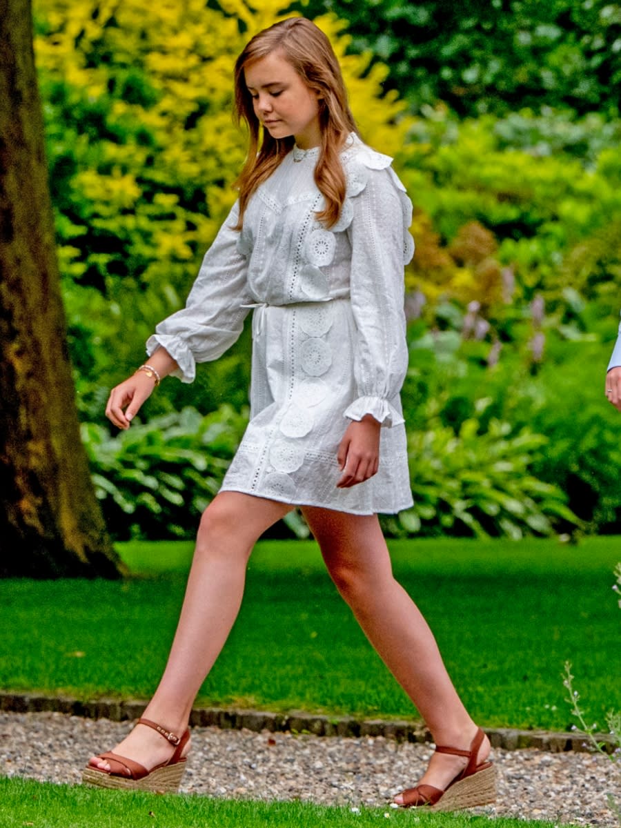 Fue el 17 de julio de 2020 cuando Ariane de Holanda sorprendió con estas cuñas. La benjamina tiene solo 13 años pero deslumbró con estos zapatos durante un posado en el palacio de Huis ten Bosch. (Foto: Robin Utrecht / Getty Images)