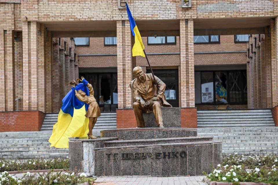 10 de septiembre de 2022: banderas ucranianas colocadas en estatuas en una plaza en Balakliya, región de Kharkiv, en medio de la invasión rusa de Ucrania.  - Las fuerzas ucranianas dijeron el 10 de septiembre de 2022 que habían ingresado a la ciudad de Kupiansk en el este de Ucrania, desalojando a las tropas rusas de un centro logístico clave en una contraofensiva relámpago que ha visto recuperar franjas de territorio (AFP/Getty)