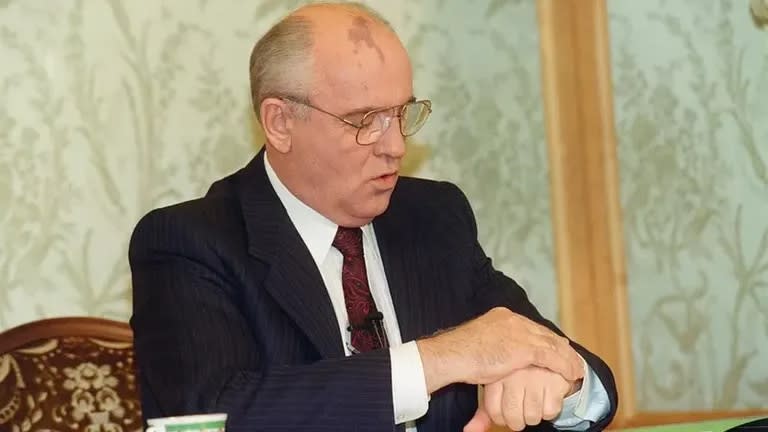Mijail Gorbachov consultando su reloj antes del discurso televisado en el que anunció su renuncia el 25 de diciembre de 1991