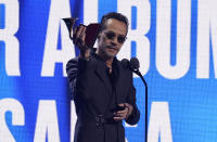 Marc Anthony recibe el premio a mejor álbum de salsa por "Pa'lla Voy" en la 23a entrega anual del Latin Grammy Awards en la Mandalay Bay Michelob Ultra Arena el jueves 17 de noviembre de 2022, en Las Vegas. (Foto AP/Chris Pizzello)