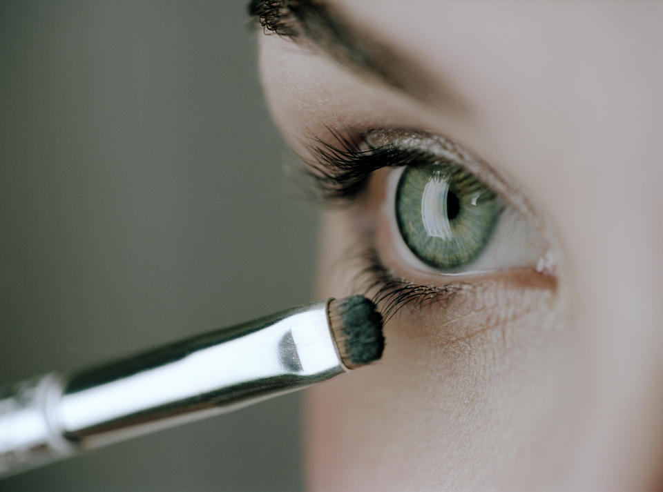 Las brochas pequeñas y muy suaves son convenientes para maquillar la zona de los ojos y es recomendable que después de recoger el producto se sacudan para eliminar el exceso.  (Getty Creativo)
