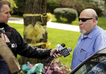 Bob Copaken (R), a friend of inadvertently slain U.S. hostage Warren Weinstein, talks to the media about his friend in front of the Weinsten home in Rockville, Maryland April 23, 2015. REUTERS/Gary Cameron