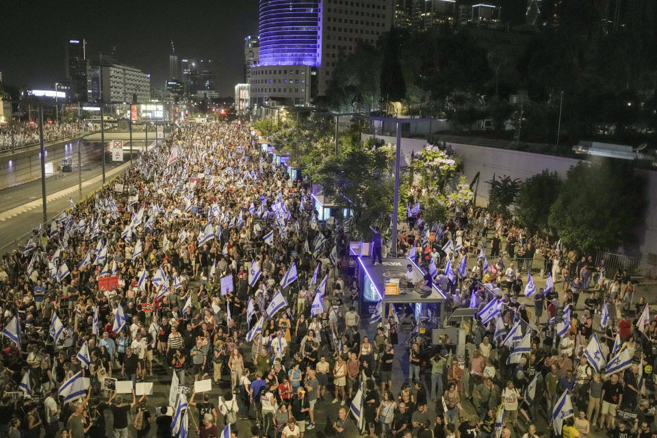 Cientos de personas protestan contra el gobierno del primer ministro israelí, Benjamin Netanyahu, y piden la liberación de los rehenes que el grupo armado Hamás mantiene en la Franja de Gaza, en Tel Aviv, Israel, el sábado 15 de junio de 2024. (AP Foto/Maya Alleruzzo)