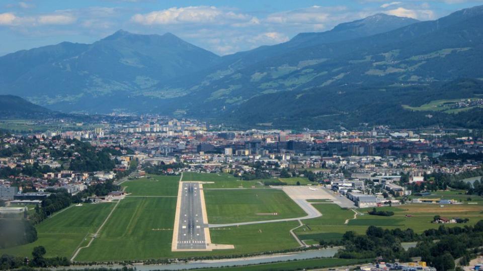 Hay que sobrevolar las montañas circundantes para aterrizar en Innsbruck. Crédito: Robert Buchel/Alamy Stock Photo