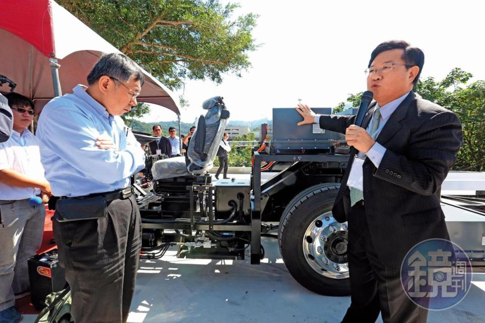 在台北市第一條電動巴士路線通車典禮上，蔡裕慶向台北市長柯文哲做簡報。