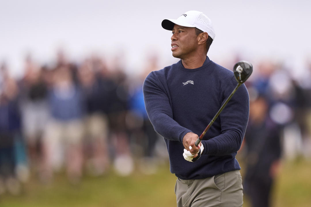 TRUNE, SCHOTTLAND – 19. JULI: Tiger Woods aus den Vereinigten Staaten spielt seinen zweiten Schlag am 4. Loch am zweiten Tag der 152. Open Championship im Royal Troon am 19. Juli 2024 in Troon, Schottland.  (Foto von Pedro Salado/Getty Images)