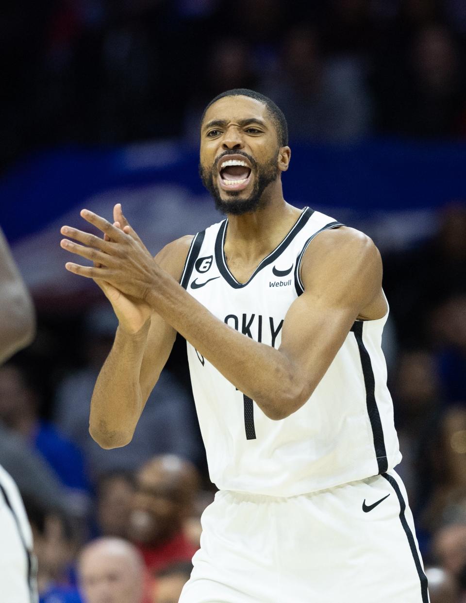 L'attaquant des Brooklyn Nets Mikal Bridges (1) réagit contre les 76ers de Philadelphie au cours du troisième quart du deuxième match des éliminatoires de la NBA 2023 au Wells Fargo Center.