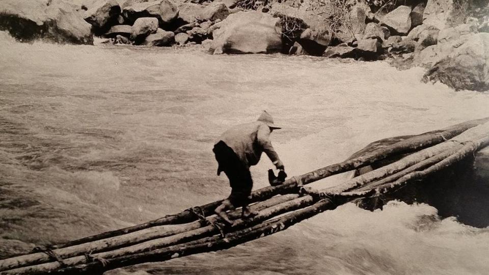 Melchor Arteaga cruzando el Río Urubamba el 24 de julio de 1911.