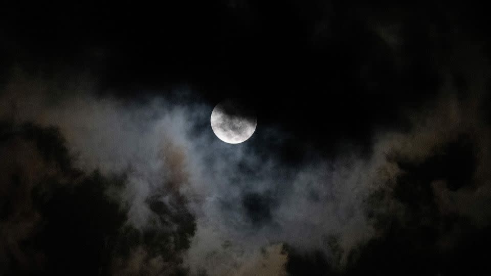 Der Mond ist während einer partiellen Mondfinsternis über Caracas, Venezuela, am frühen 8. November 2022 durch Wolken sichtbar. – Federico Parra/AFP/Getty Images