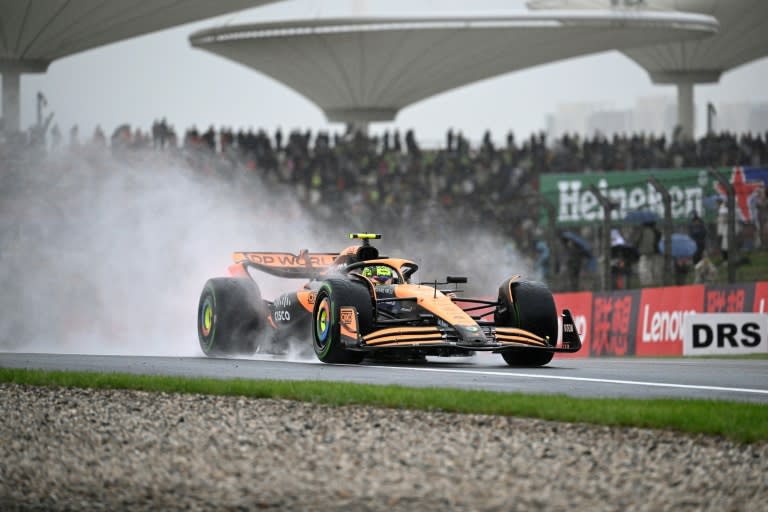 El piloto británico Lando Norris (McLaren) pilota durante la sesión de calificación a la carrera esprint durante el Gran Premio de Fórmula 1 de China, el 19 de abril de 2024 en el Circuito Internacional de Shangái. (GREG BAKER)