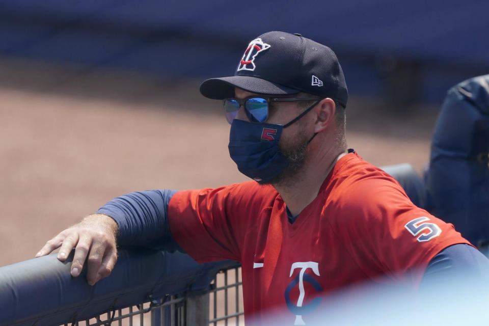 El mánager de los Mellizos de Minnesota Rocco Baldelli observa el encuentro de pretemporada ante los Rays de Tampa Bay en Port Charlotte, Florida el miércoles 24 de marzo del 2021.(AP Photo/John Bazemore)