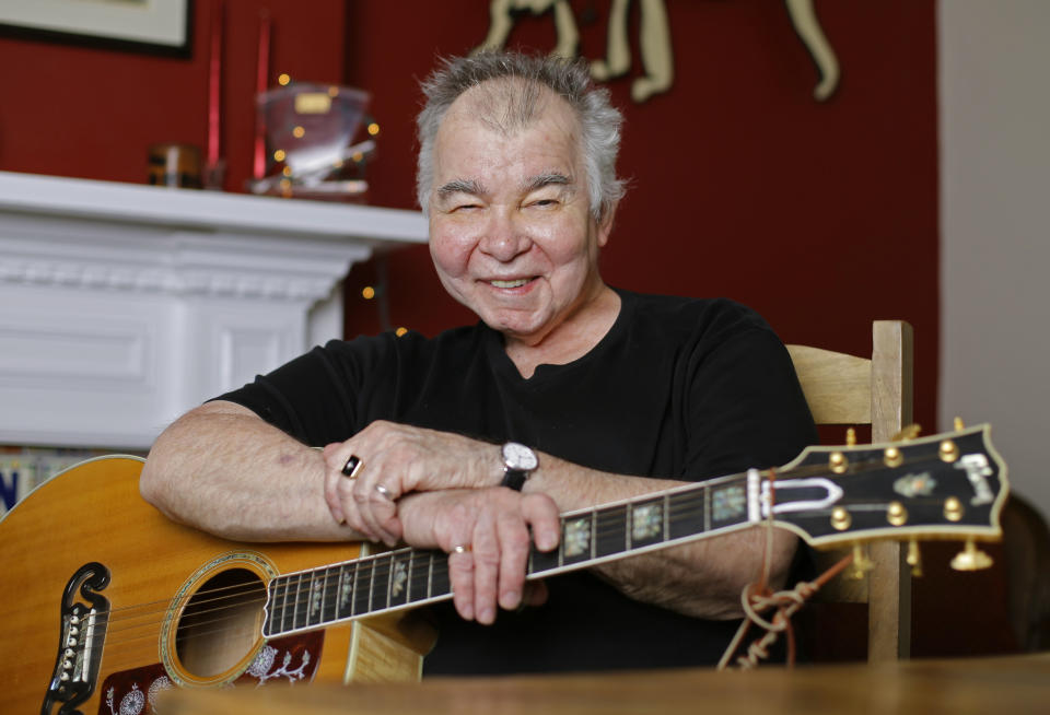 En esta foto del 20 de junio del 2017, John Prine posa en su oficina en Nashville, Tennessee. Prine murió el martes 7 de abril del 2020 de complicaciones del coronavirus. Tenía 73 años. (AP Foto/Mark Humphrey, Archivo)