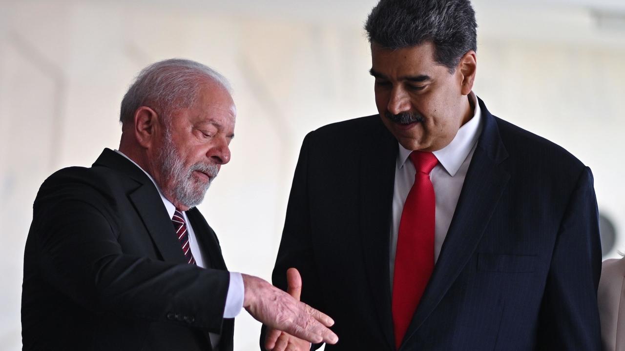 Luiz Inácio Lula da Silva saluda a Nicolás Maduro