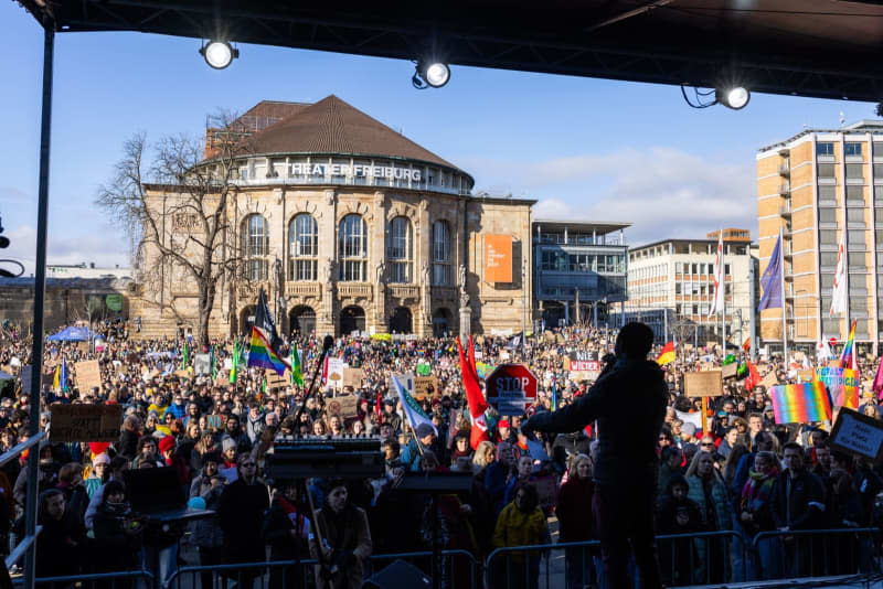 People take part in a demonstration against right-wing extremism. Philipp von Ditfurth/dpa