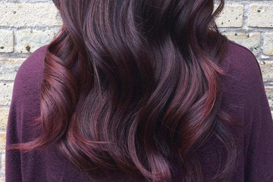 Die Trendfarbe für den kommenden Herbst heißt Burgundy! (Bild: Instagram/hairbybeareq)