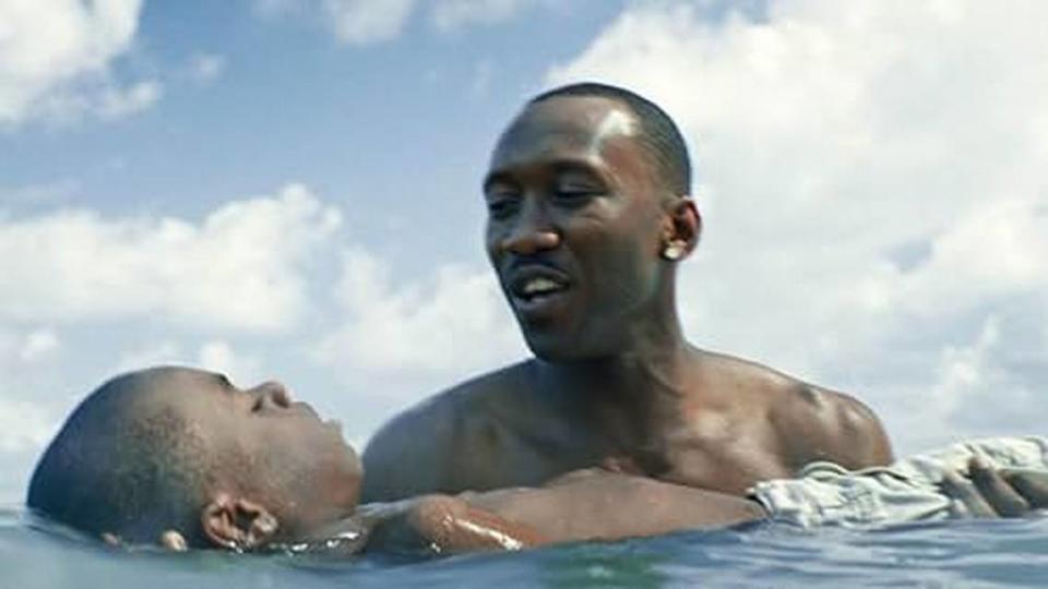 En Coral Gables Art Cinema se presenta ‘Moonlight’ (2016) drama narra la vida de un joven afroamericano desde la niñez hasta la edad adulta mientras lucha por encontrar su lugar en el mundo en un barrio marginal de Miami.