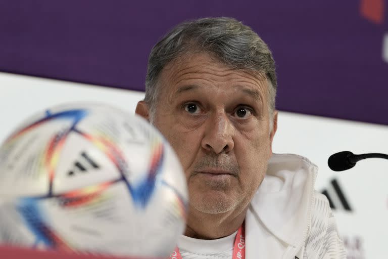 El técnico de México Gerardo Martino durante una rueda de prensa previo al partido contra Argentina, por el Grupo B del Mundial, el viernes 25 de noviembre de 2022, en Doha, Qatar. (AP Foto/Moisés Castillo)