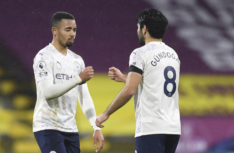 Ilkay Gundogan (derecha) y Gabriel Jesus del Manchester City celebran tras la victoria 2-0 ante Burnley en la Liga Premier inglesa, el miércoles 3 de febrero de 2021. (Gareth Copley/Pool vía AP)