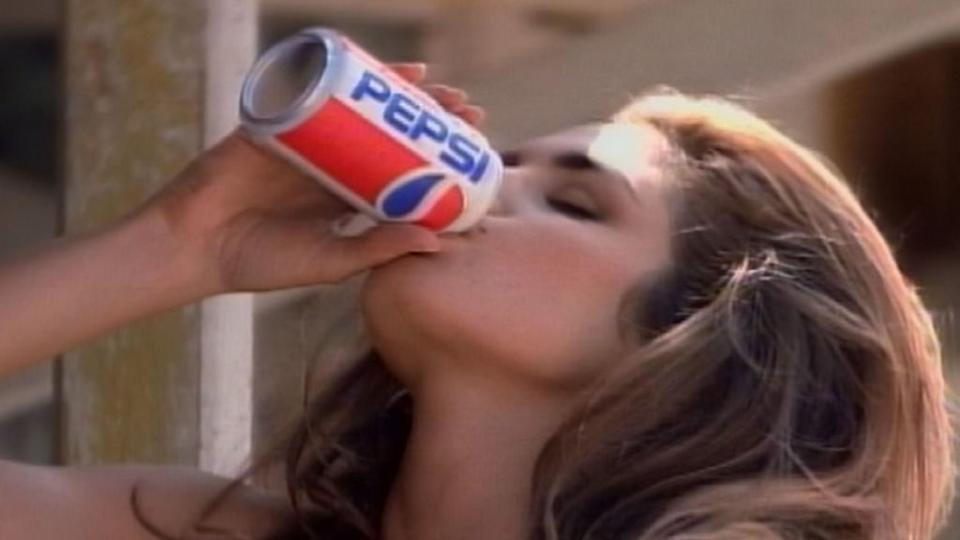 La supermodelo Cindy Crawford bebe una Pepsi en un anuncio premiado producido para Pepsi regular en 1991