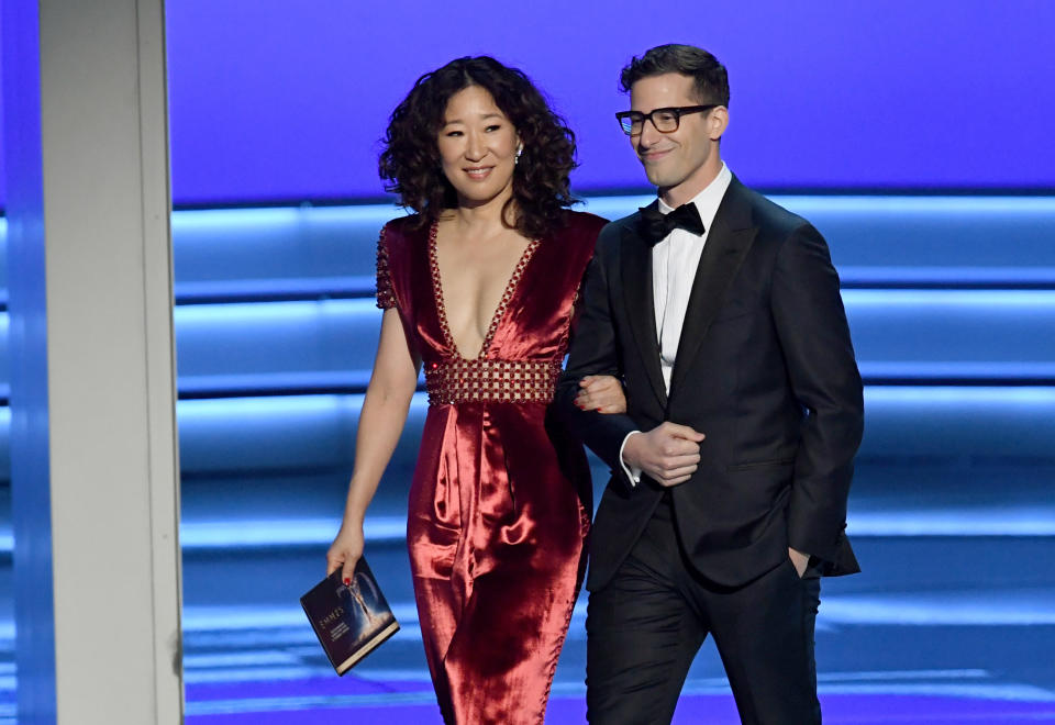 Tolles Team: Als Sandra Oh und Andy Samberg ernteten viel Lob, nachdem sie bei den Emmy Awards in diesem Jahr auf humorvolle Weise einen Preis präsentierten – jetzt dürfen sie zusammen die Golden Globes moderieren (Bild: Getty Images)