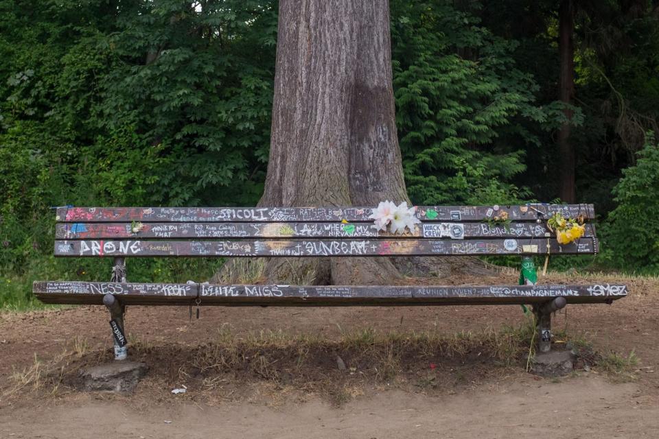 Der Viretta Park in Seattle ist zu einer Gedenkstätte für Cobain geworden, mit zwei Bänken, die mit Graffiti-Botschaften von Fans versehen sind. - Copyright: Epics; Getty