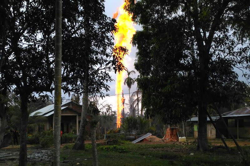 Au moins 18 personnes ont été tuées et une quarantaine d'autres blessées lors de l'incendie d'un puits de pétrole illégal dans la province d'Aceh, en Indonésie, ont annoncé mercredi les autorités, alors que les pompiers luttaient toujours pour contenir les flammes à la nuit tombée. /Photo prise le 24 avril 2018/REUTERS/Antara Foto/Maulana