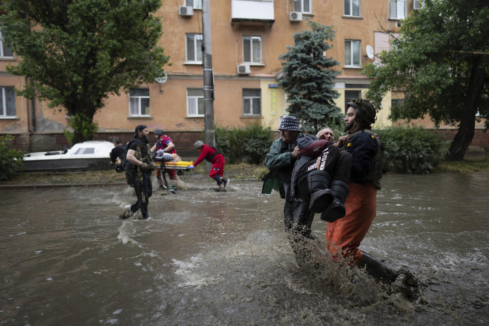 Equipos de emergencias ayudan a evacuar a un herido luego de que las fuerzas rusas atacaron un misión de rescate ucraniana desde una zona ocupada por las tropas del Kremlin, en la orilla este del desbordado río Dniéper, a Jersón, Ucrania, en la margen contraria, el 11 de junio de 2023. Las autoridades dijeron que las tropas rusas atacaron las embarcaciones con civiles. (AP Foto)