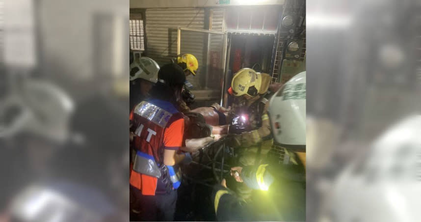 台南市永康區晚間傳出住宅火警，1名男子送醫、1名男子被發現時已無生命。（讀者提供／中國時報曹婷婷台南傳真）