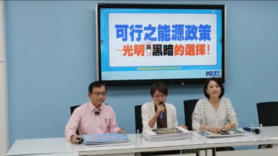 國民黨總統參選人侯友宜在九日提出能源政策，主張「核一、核二、核三延役、安全重啟核四」，以負責任的態度，為台灣未來擘畫充裕的電力需求。國民黨團召開記者會，力挺侯友宜提出的能源政策。（記者王超群攝）