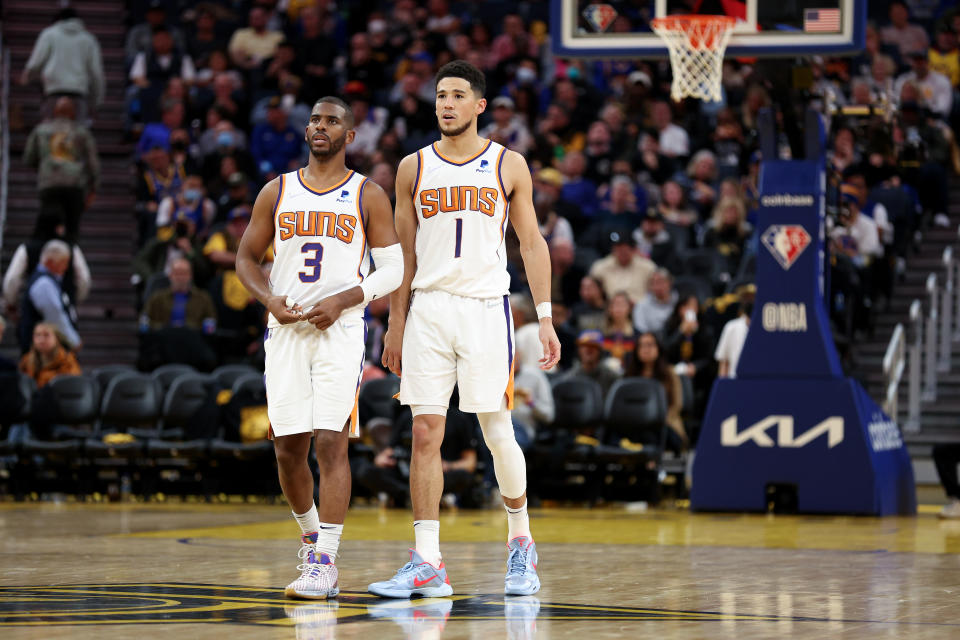 Chris Paul（圖左）與Devin Booker在本季雖都有受到傷勢影響，但鳳凰城太陽還是打出傲視全NBA的戰績。（Photo by Ezra Shaw/Getty Images）