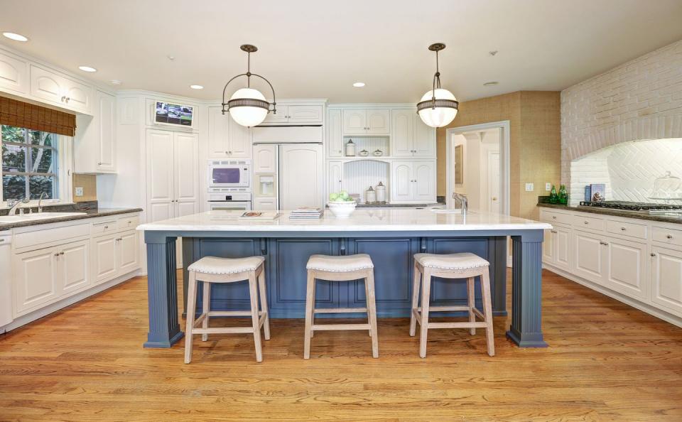 <p>Rather than paint her whole kitchen blue, <a rel="nofollow noopener" href="https://www.elledecor.com/design-decorate/house-interiors/g21087636/melissa-rivers-house-photos/" target="_blank" data-ylk="slk:Melissa Rivers;elm:context_link;itc:0;sec:content-canvas" class="link ">Melissa Rivers</a> just dipped in a toe, or rather an island. Just the underside of the marble center island is painted a creamy sea blue. </p>