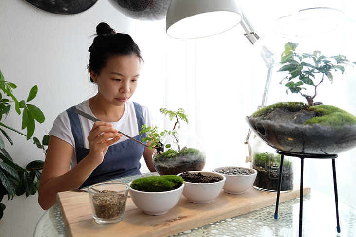 Saw Yee Hui demonstrating how to put together a forest in a bottle