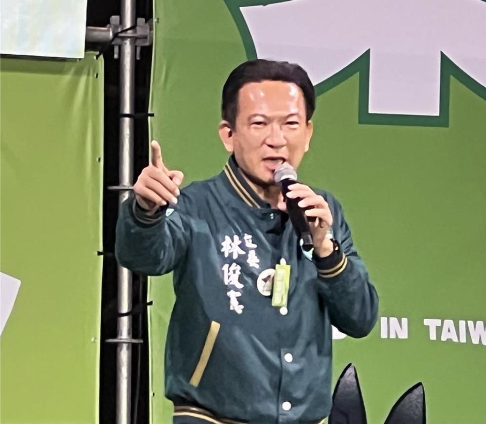 尋求連任的民進黨台南五選區立委候選人林俊憲自行宣布當選。（洪榮志攝）