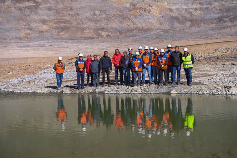 Las autoridades, en el lugar en que se encontraba la montaña de rocas