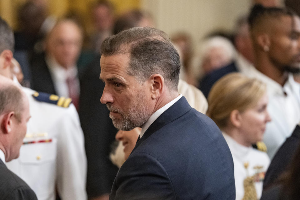 El presidente Joe Biden con el hijo menor de Hunter Biden, Beau, mientras llegan a la Base de la Fuerza Aérea Andrews, en Maryland, el 16 de agosto de 2022. (Haiyun Jiang/The New York Times)