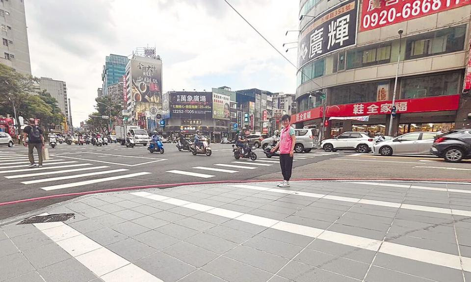 台中市議員陳俞融指出，北區中清路1段及五權路口路幅寬且車速快，皆未設置行人護欄。（陳淑娥攝）