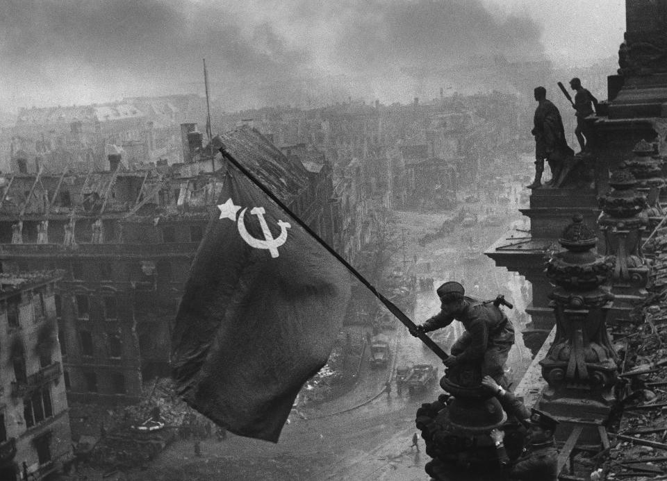 <p>Das Foto stammt aus einer Serie des Sowjetfotografen Jewgeni Chaldej, das am Ende des Zweiten Weltkriegs während der Schlacht um Berlin aufgenommen wurde. Es zeigt den Moment, an dem die Sowjetflagge auf dem Reichstag gehisst wurde und ist eine der bekanntesten Kriegsfotografien aller Zeiten. (Bild: Mil.ru, CC BY 4.0, https://commons.wikimedia.org/w/index.php?curid=70564553) </p>