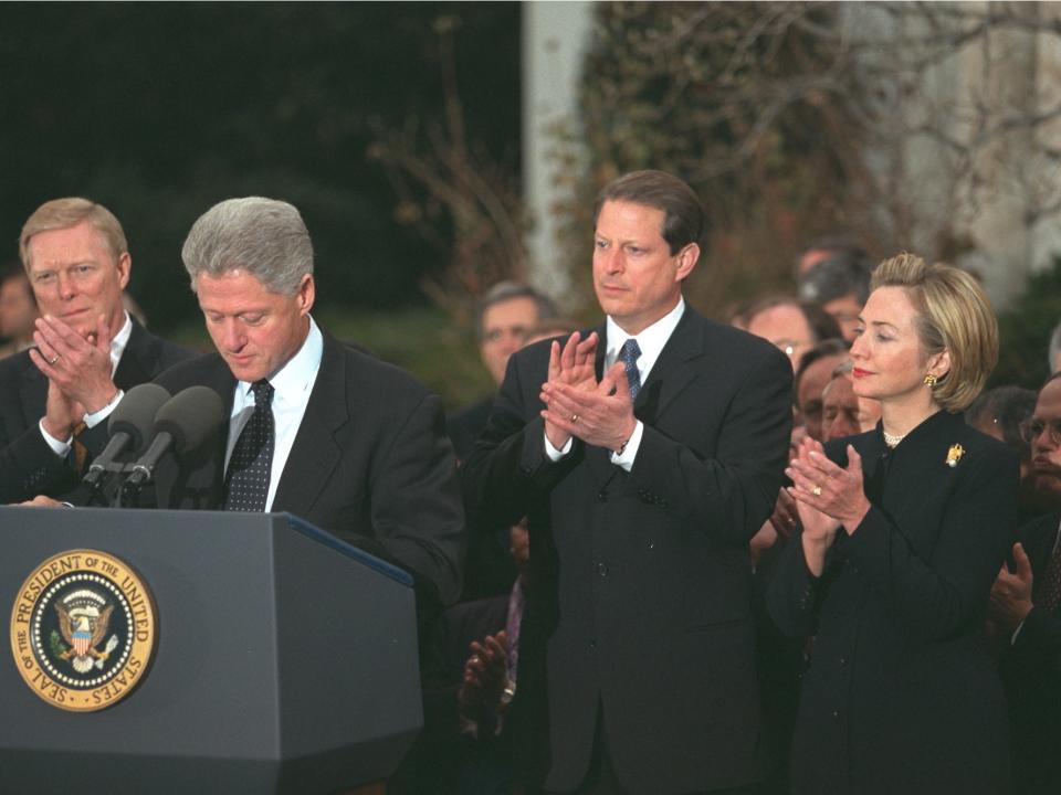 Bill Clinton reaffirms his intention to remain president of the US.