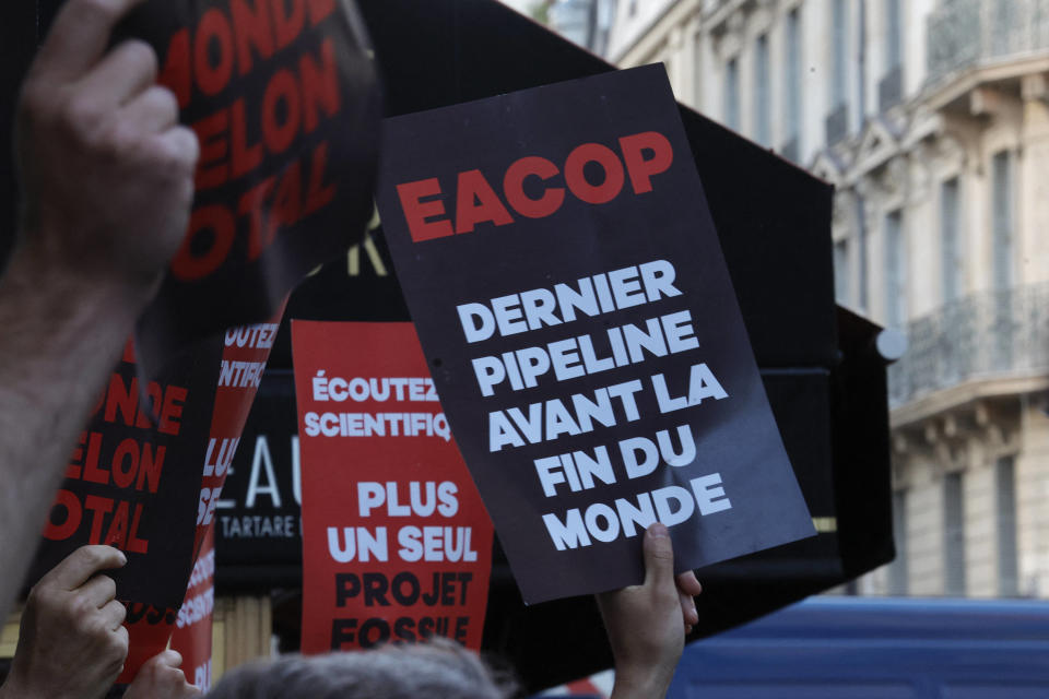 Lors d’une manifestation devant l’Assemblée générale annuelle de TotalEnergies à Paris le 26 mai 2023, des manifestants s’en étaient frontalement pris au projet pétrolier de Total en Afrique de l’est.