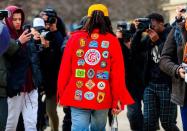 Avant la semaine de la couture parisienne et les prochaines semaines dédiées aux présentations des collections pret-à-porter, la mode homme fait aussi son show. L'occasion pour les plus grandes marques (et les plus pointues) masculines de tout donner et aux hommes les plus cool (stars y compris) de se rendre en front row des défilés. Looks déments, audace, couleurs, humour... De plus en plus suivie, la Fashion Week Homme est le nouveau terrain de jeu des modeux de la planète. Et, côté style, on peut dire qu'ils n'ont rien à envier aux femmes. Images.