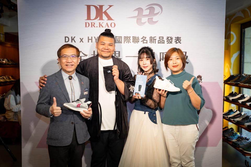 【DK x HYPO 國際聯名空氣鞋】左起美國懷俄明州亞太商務辦事處處長朱裕誠、鐵牛與婷婷以及DK呼吸空氣鞋行銷經理洪永葳。(圖/DK呼吸空氣鞋提供)