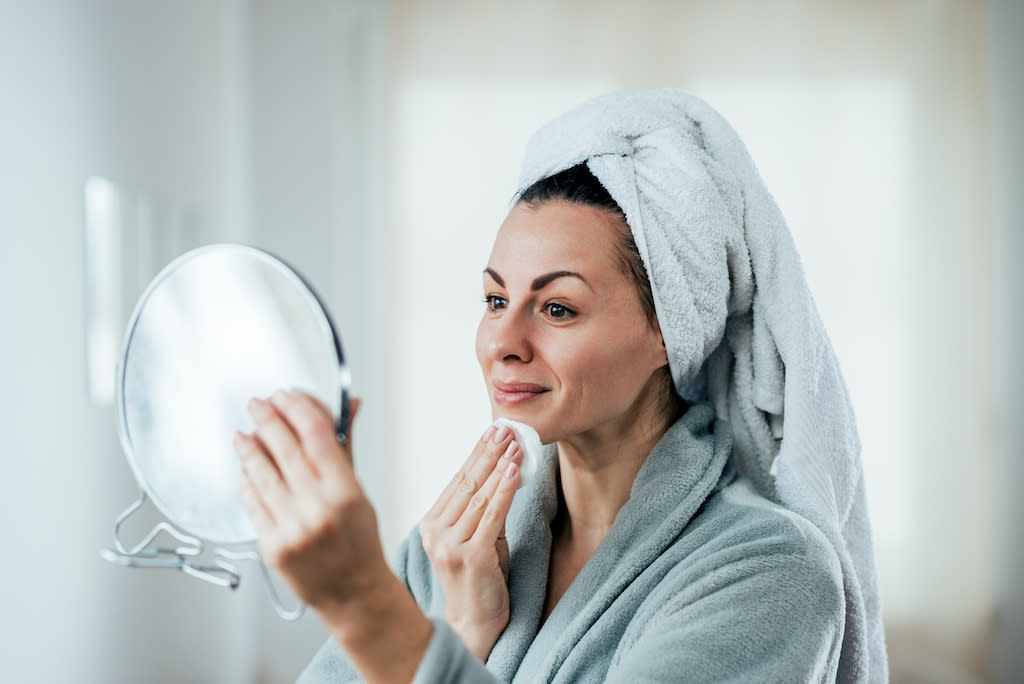 Il est essentiel de se démaquiller et de se nettoyer le visage tous les soirs. (Photo : Getty Images)